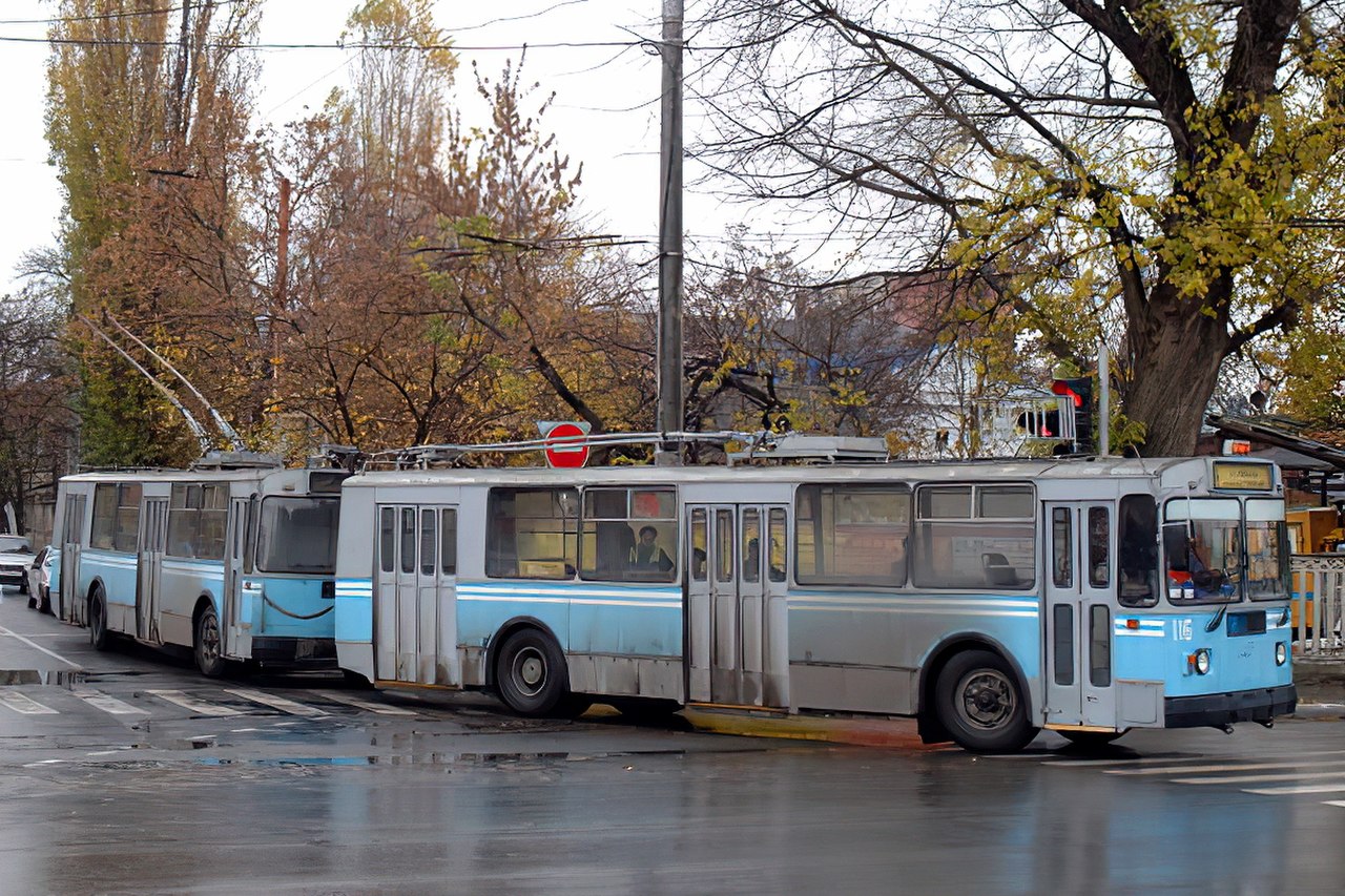 Multiple-unit_of_ZiU-9_trolleybus_in_Krasnodar.jpg